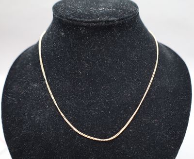 un collier à chaîne en or sur un mannequin mannequin mannequin mannequin mannequin mannequin mannequin mannequin mannequin mannequin