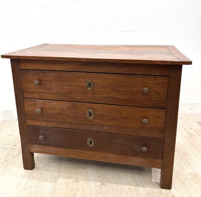 une photo d'une commode en bois posée sur un parquet en bois massif