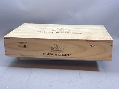 gros plan d'une boîte en bois portant un logo
