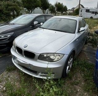 deux voitures garées l'une à côté de l'autre dans un parking