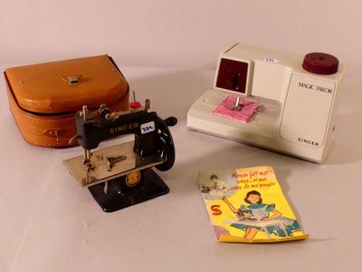 une machine à coudre et un sac à couture posés sur une table