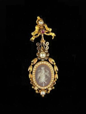 Broche en or jaune à décor de nœud soutenant un camée en cal…