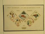 une photo représentant une image des Jeux Olympiques accrochée au mur