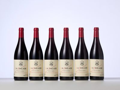 six bouteilles de vin rouge alignées