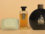 une photo d'un flacon de parfum à côté d'un savon et d'un pain de savon
