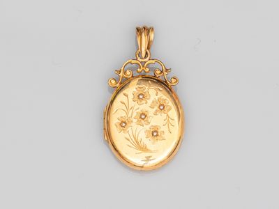 un fermoir en or orné d'un motif floral