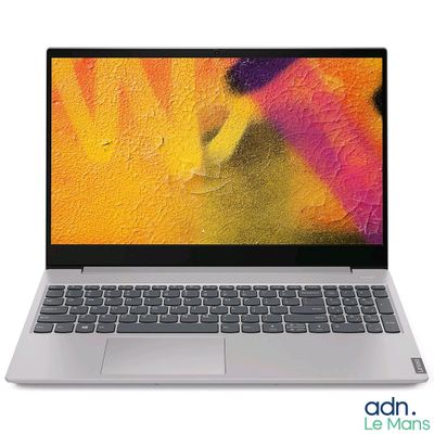 un ordinateur portable ouvert posé sur une surface blanche