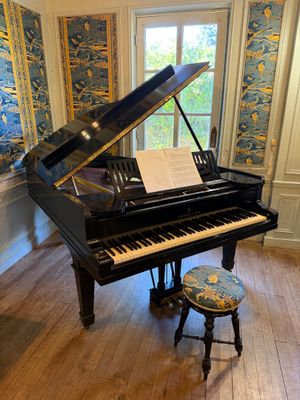 un piano à queue dans un coin de la pièce