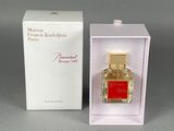 une image représentant un flacon de parfum dans un coffret