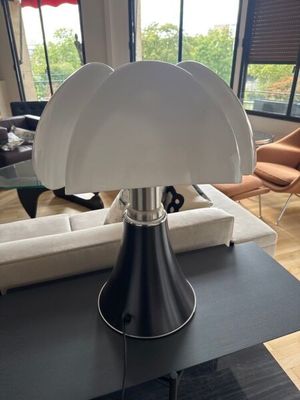 une lampe posée sur une table dans un salon