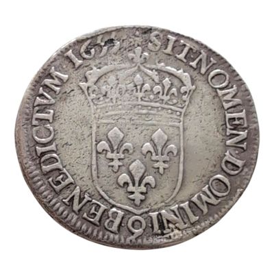 Gros plan sur une pièce d'argent ornée d'une couronne