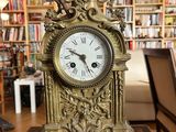 une horloge posée sur une table dans une bibliothèque
