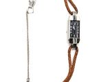 une image représentant une montre-bracelet à laquelle est attachée une chaîne