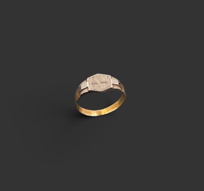 une bague en or sur fond noir