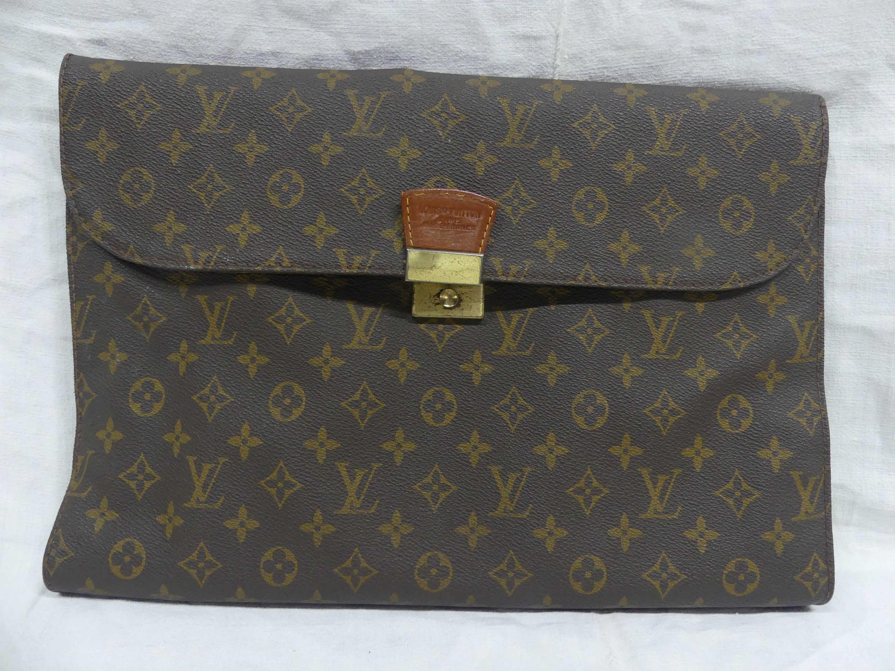 LOUIS VUITTON Porte-document des années 60 28 x 39 x 7 cm Fermoir à l'état d'usage