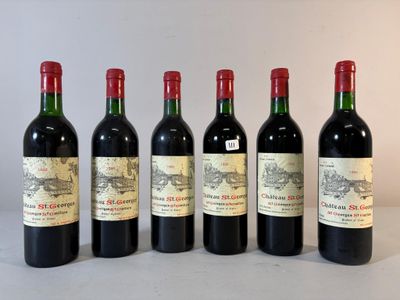 six bouteilles de vin rouge sont alignées sur une table