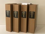 trois livres sont empilés sur une table