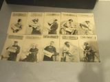 de nombreuses photos anciennes exposées dans une vitrine