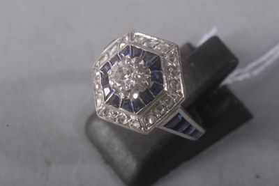 une photo d'une bague sertie d'un diamant et d'un saphir