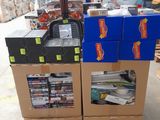 une pile de boîtes empilées les unes sur les autres