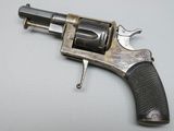 un vieux pistolet posé sur une table