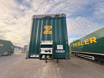 deux camions garés l'un à côté de l'autre sur la route