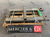 une palette en bois sur laquelle est accrochée une pancarte portant l'inscription « Mercier et C. E. »