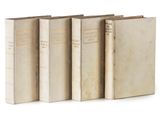 plusieurs vieux livres sont alignés sur une surface blanche