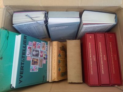 de nombreux livres dans une boîte, posés sur une table