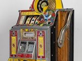 une machine à sous miniature posée sur une table