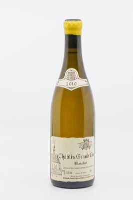 la bouteille de vin blanc est posée sur la table
