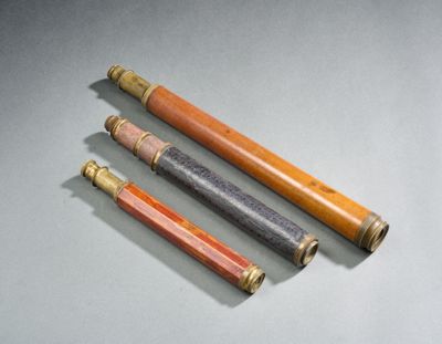 trois crayons de couleur différents posés les uns à côté des autres sur une table