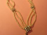 collier avec des perles et un pendentif en forme de perle sur un mannequin, mannequin, mannequin, mannequin, mannequin, mannequin, mannequin