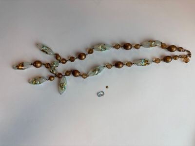 Collier fantaisie orné de verroteries et perles fantaisies. …