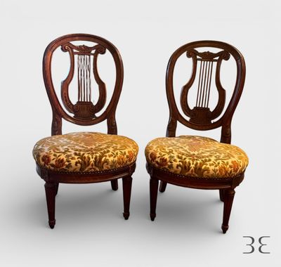 deux chaises avec une assise rembourrée à motifs floraux et un piètement en bois