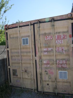 un grand conteneur posé sur le bord de la route