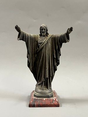 une statue de Jésus debout sur un socle en marbre