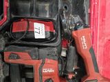 une boîte à outils rouge avec des outils sur une table