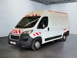 l'image d'une camionnette blanche garée dans un garage