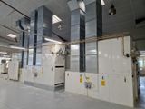 l'image d'une usine avec de nombreuses machines