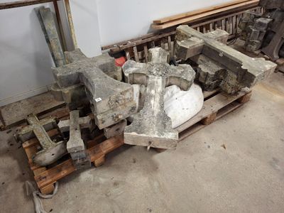 Stock de croix en pierre de Comblanchien: 7x +-40x25, 8x +-70x50, 5x +