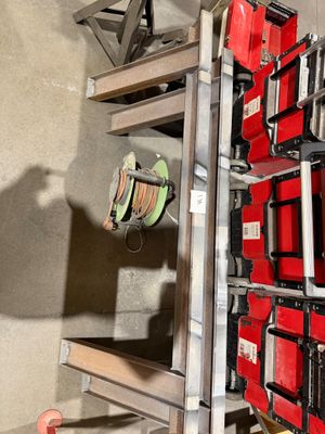 un support à outils posé sur une étagère