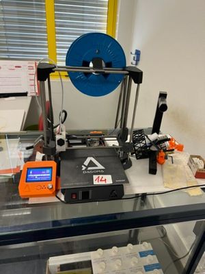 une machine posée sur une table en verre