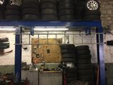 de nombreux pneus empilés les uns sur les autres dans un garage