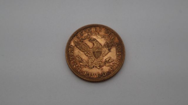 Une pièce de monnaie en or à valeur faciale de cinq dollars USA L...