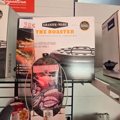 de nombreux articles exposés dans un magasin, parmi lesquels figure un four à rôtir