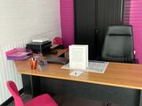 un bureau avec une chaise et un ordinateur dessus