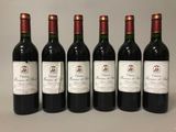 six bouteilles de vin rouge alignées sur une table