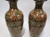 deux vases posés sur une surface blanche