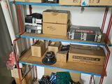 de nombreuses boîtes contenant du matériel électronique, posées sur une étagère dans une pièce